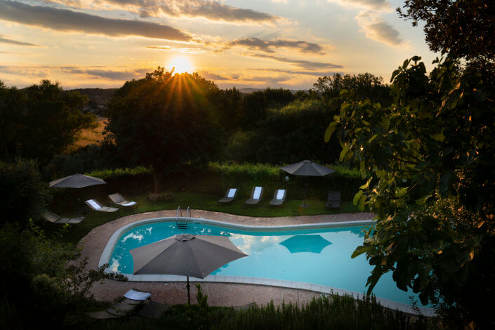 Pool bei Sonnenuntergang